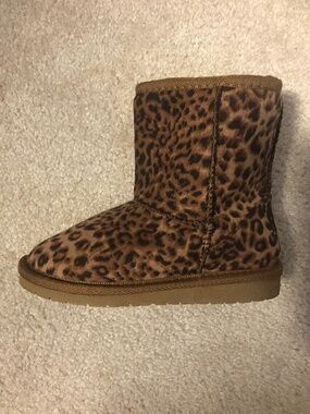 Dawgs leapord kids size 8/9 winter boots